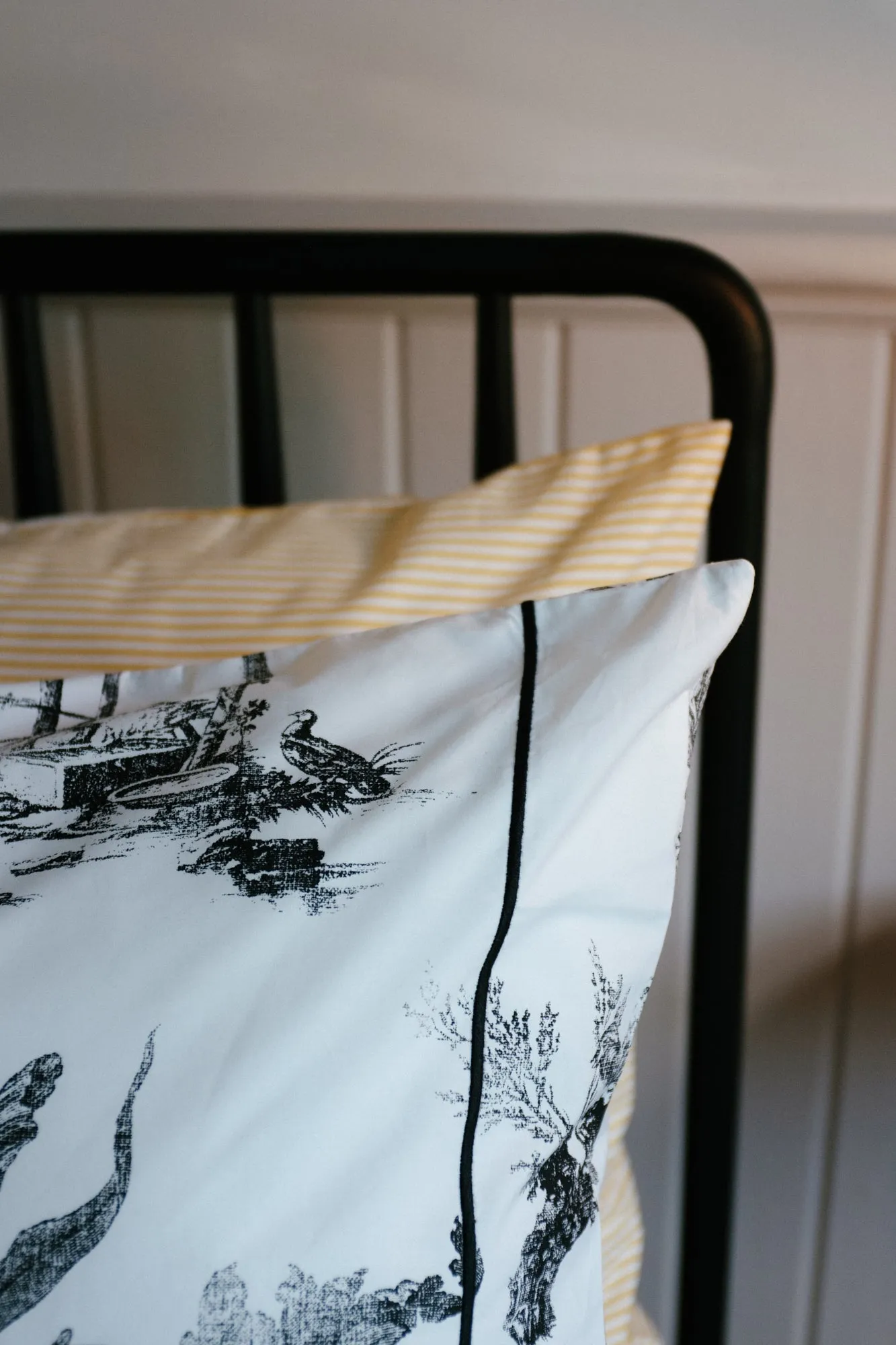 Foxford Black Toile Pillowcase Set
