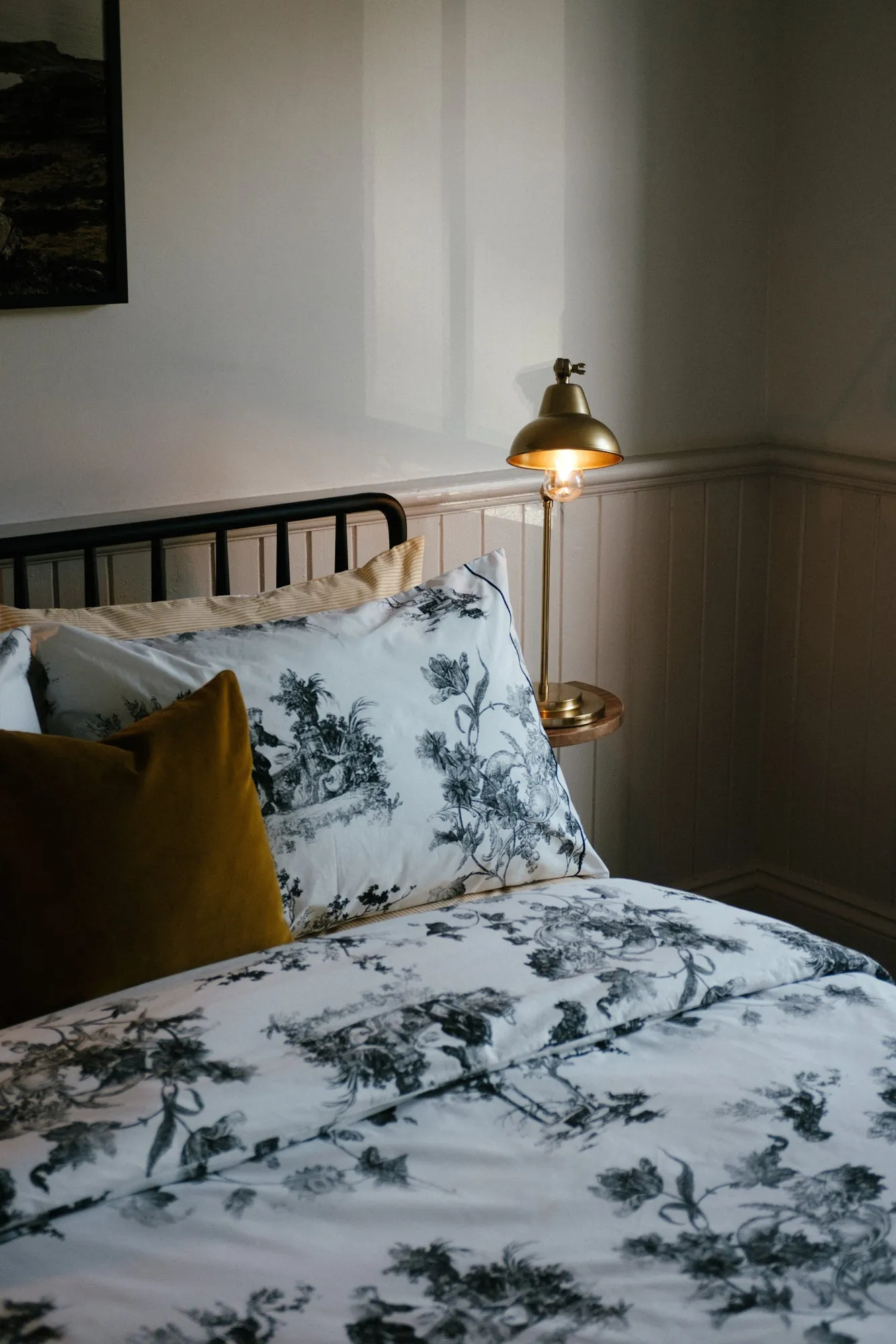 Foxford Black Toile Pillowcase Set