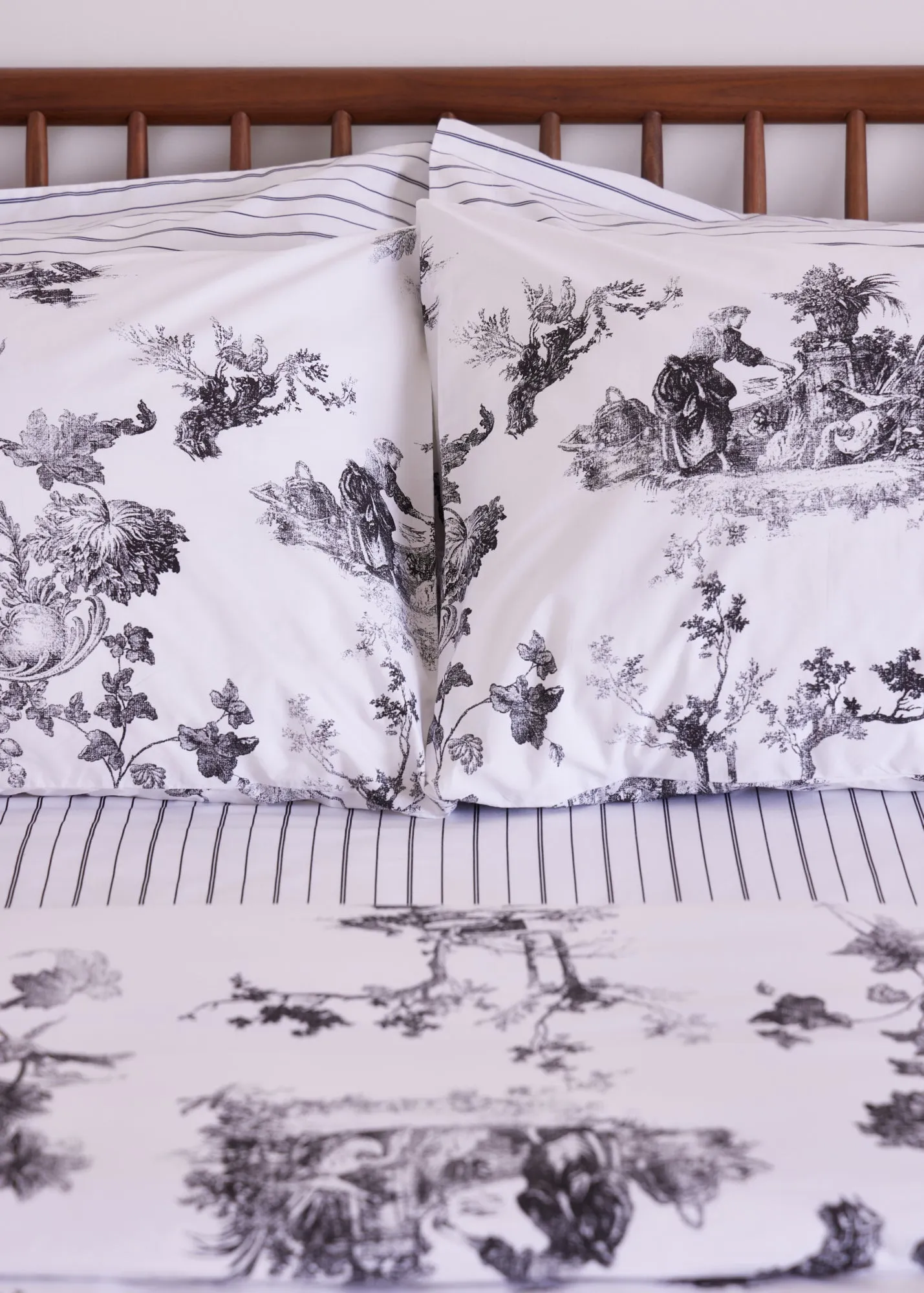 Foxford Black Toile Pillowcase Set