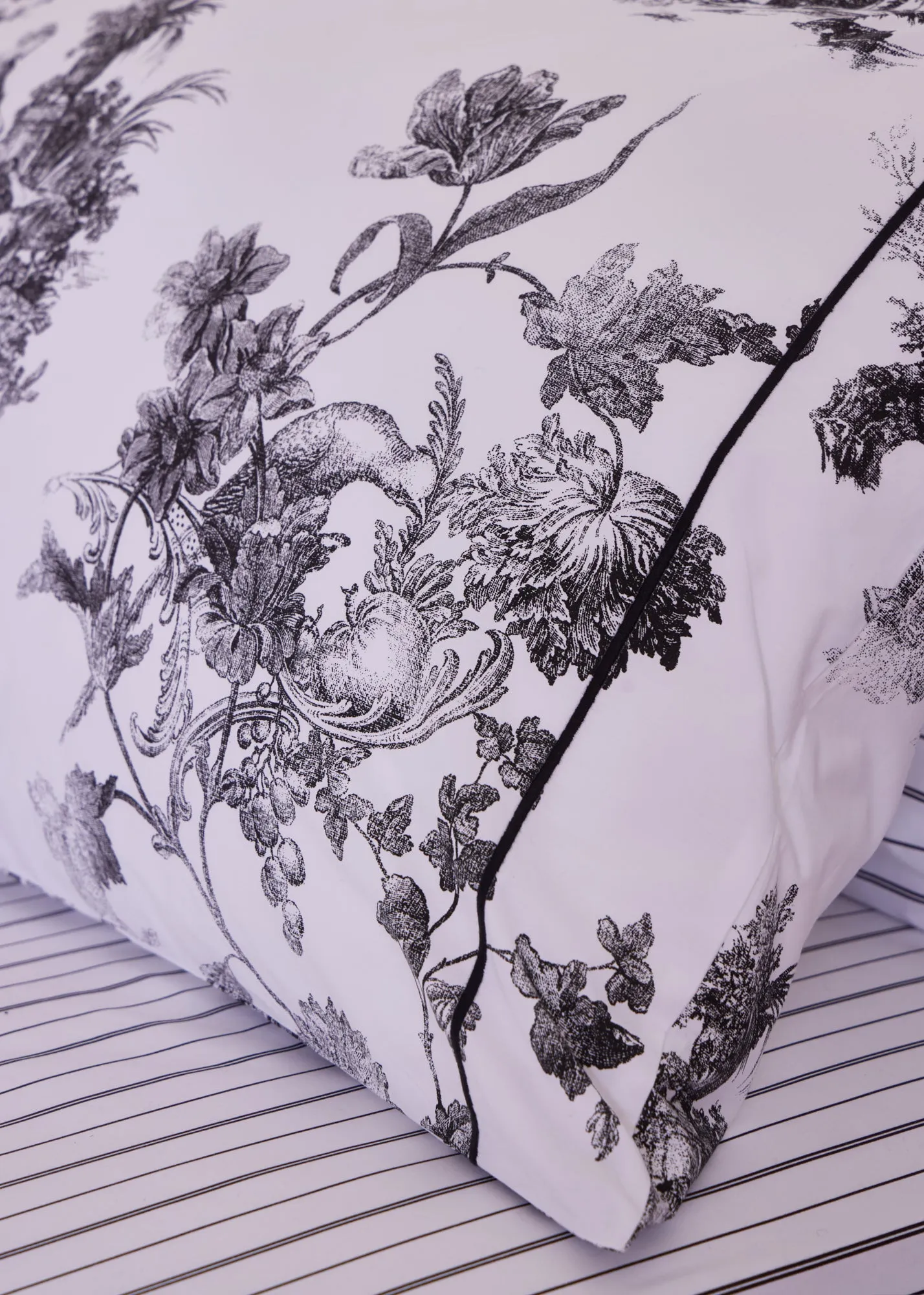 Foxford Black Toile Pillowcase Set