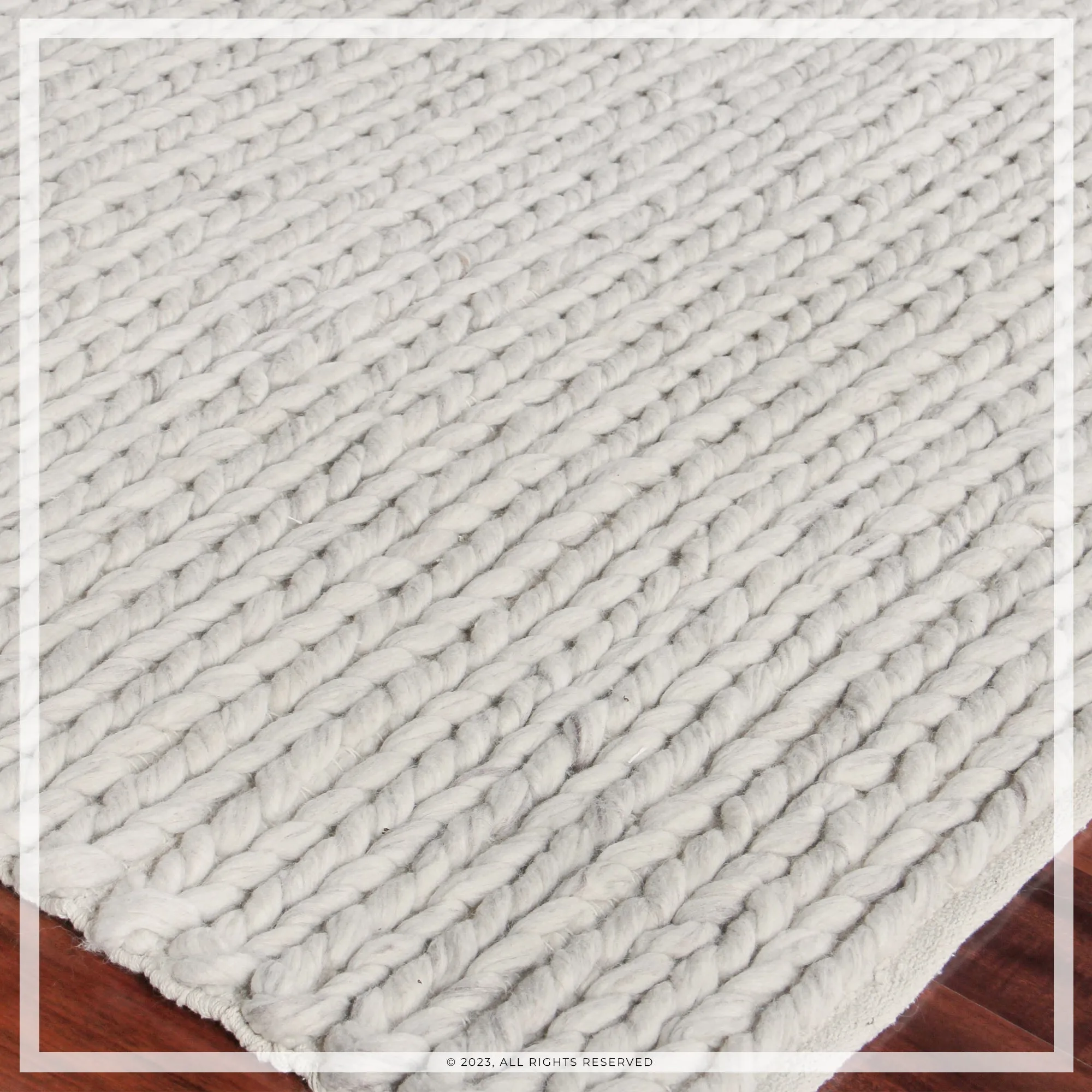 UER0100 Luxury Braided Natural and Synthetic Blend Plush-Pile Rug